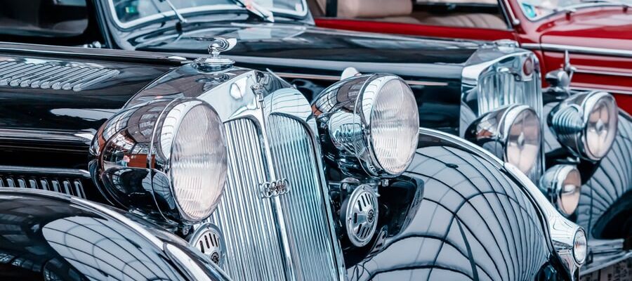 Nahaufnahme von klassischen Oldtimern Eine Nahaufnahme von klassischen Oldtimern, die ihre historische Schönheit zeigen