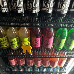 Getränkeautomat mit einer Auswahl an bunten Erfrischungsgetränken Automat, der eine breite Auswahl an bunten Getränken in Glas- oder Plastikflaschen bietet